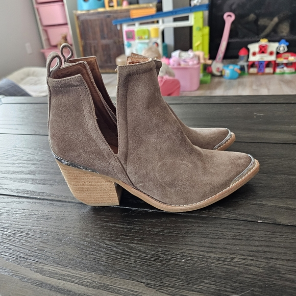 Jeffrey Campbell Cromwell Bootie - Picture 6 of 9